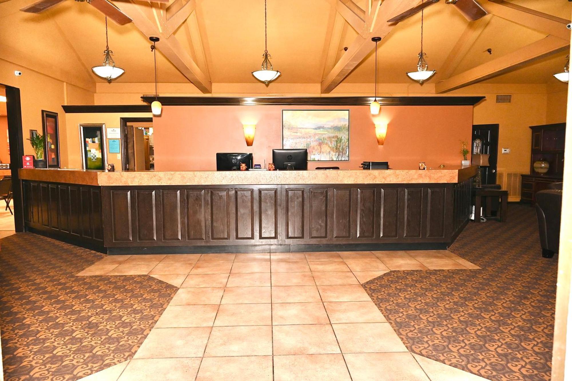 Fortune Inn & Suites Newport Exterior photo